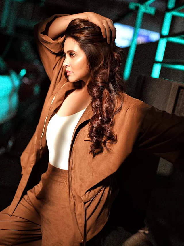 এখানে তাঁকে দেখা যাচ্ছে চকলেট ব্রাউন স্যুটের বসলেডি লুকে