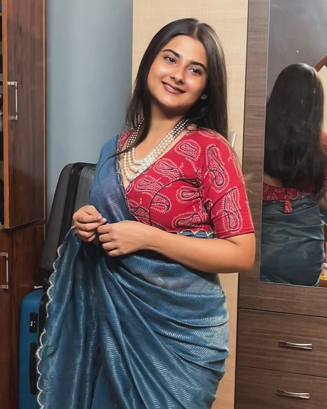 মন মানে না সিনেমায় এমন মায়াময় লুকে মন জয় করেছেন তিনি