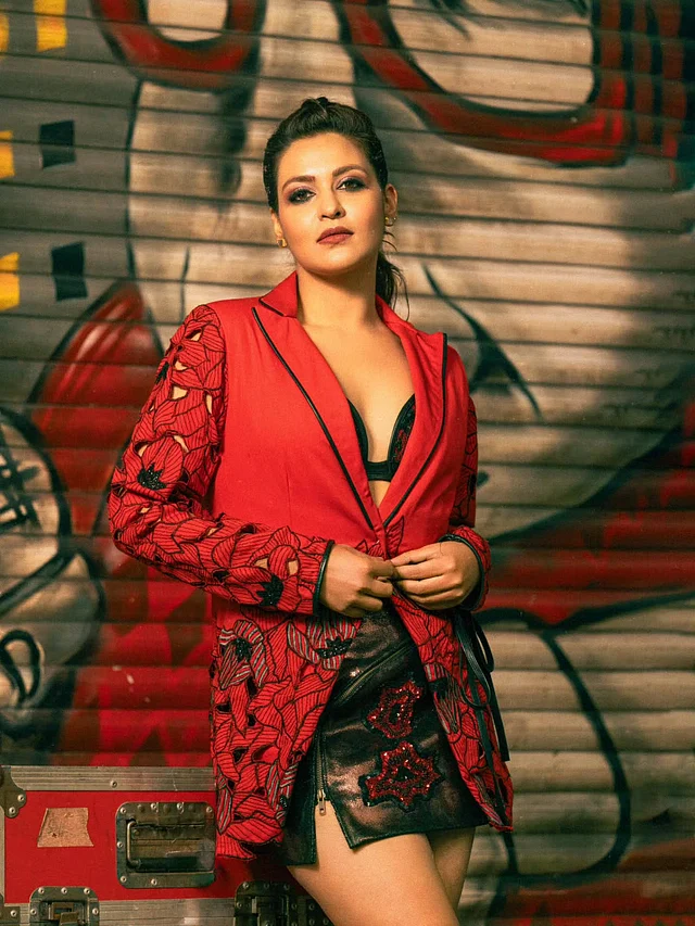 কালো ব্রালেট, মিনি স্কার্ট আর লাল কাট আউট ডিজাইনের ব্লেজারে দেখা দিয়েছেন প্রিয়াঙ্কা