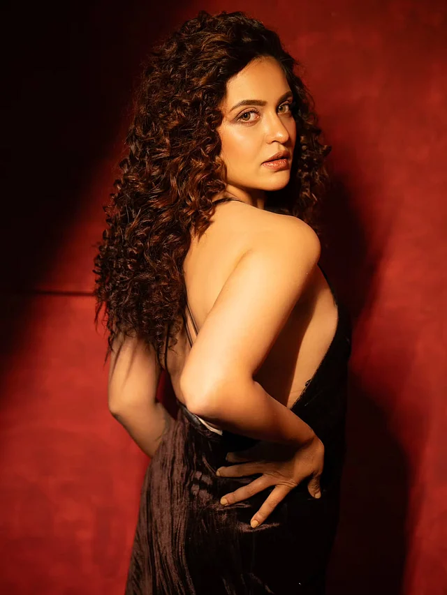 ব্যাকলেস কালো স্যাটিন ড্রেসে আবেদন ছড়াচ্ছেন তিনি