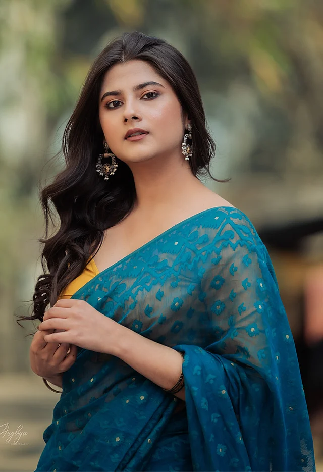 শ্যামবর্ণা এই স্নিগ্ধ সুন্দর অভিনেত্রী পরেছেন টিলরঙা জামদানি