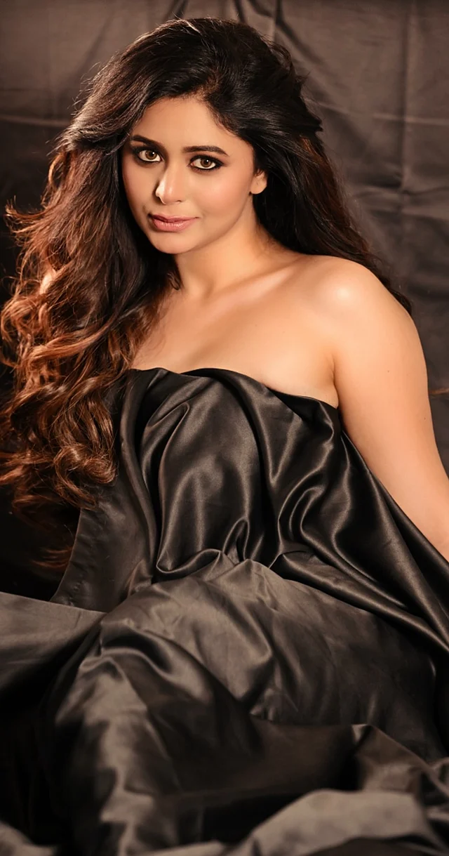 এক ঢাল খোলা চুলে ঋতাভরী মানেই আকর্ষণের জাদু