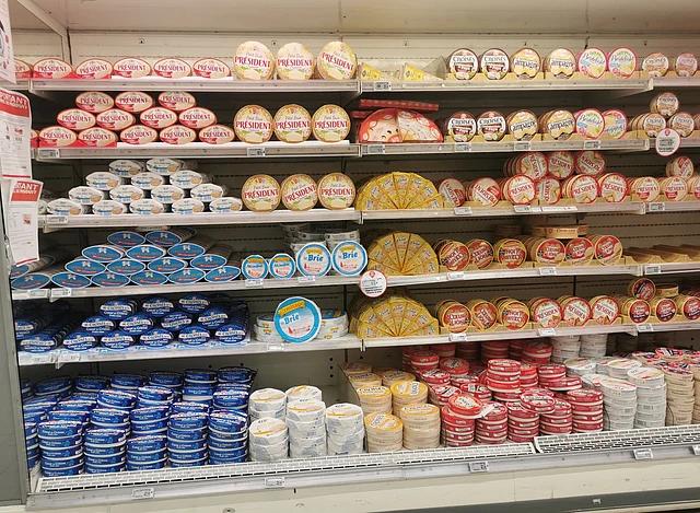 নীল রঙের মোড়কে অন্য সব পনির থেকে আলাদা করতে ভোক্তাদের বেগ পেতে হয় না