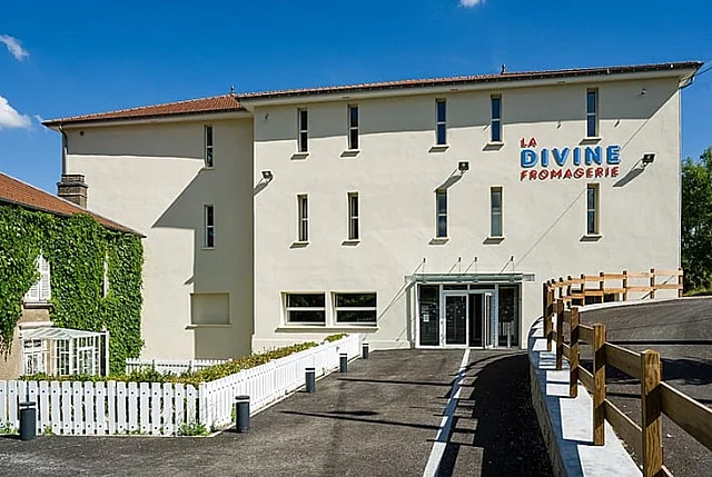 প্যারিস থেকে প্রায় ৩০০ কিলোমিটার বা ২০০ মাইল দক্ষিণ-পূর্বে ইলো শহরে দেখা মিলবে ‘ক্যাপ্রিস দে দিউ’ পনিরের জাদুঘর, ‘ল্য ডিভিন ফ্রোমাজেরি’