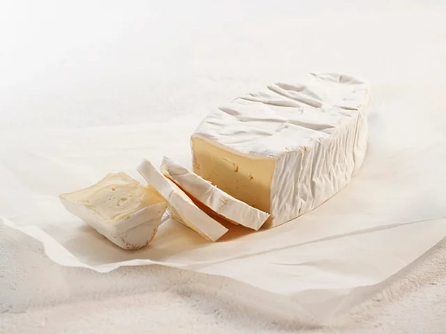 পাস্তুরিত গরুর দুধের সফেদ রং, ঘ্রাণের মোলায়েম ও পুষ্পিত আস্তরণের মজার স্বাদের পনির জনপ্রিয়তায় শীর্ষ পনিরগুলোর মধ্যে অন্যতম