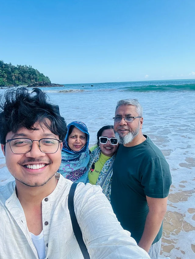 বাবা–মা ও আমি ভাইয়ের সেলফিতে