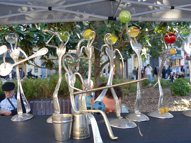 কাঁটাচামচের মাথায় একটি মার্বেল বসিয়ে বানিয়ে ফেলেন নৃত্যরতা নর্তকী, বাদ্যযন্ত্র হাতে গায়ক অথবা গাড়িচালক কিংবা সাগর থেকে উঠে আসা জলকন্যা