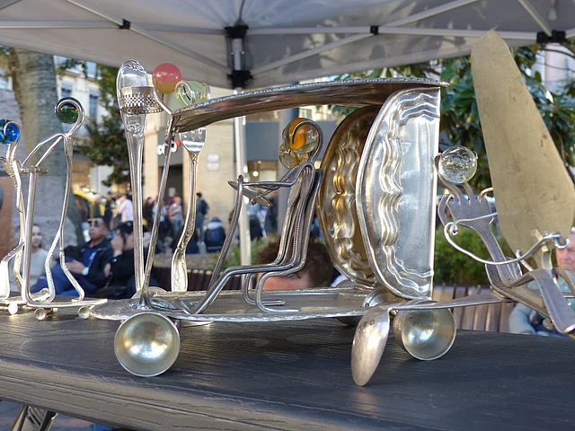 ব্রুনোর হাতের ছোঁয়ায় প্রাণ পায় অবহেলিত,পরিত্যক্ত পুরোনো চামচ, কাঁটাচামচ, খাবার কাটার ছুরি। সৃষ্টি হয় নান্দনিক শিল্পসামগ্রী