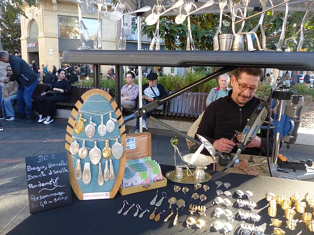 ব্রুনো তাঁর ভ্রাম্যমাণ বুটিকে বসেই একের পর এক রচনা করে চলেন অলংকারের শিল্পময় সুষমা