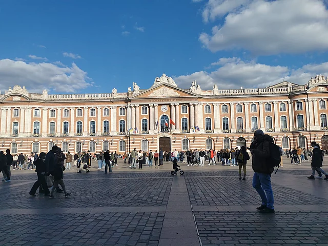 দক্ষিণ ফ্রান্সের পর্যটনবান্ধব তুলুজ শহরের প্রাণকেন্দ্রে ‘প্লাস ক্যাপিতল’, দেশ-বিদেশের পর্যটকেরা ভিড় করেন এই স্থানে