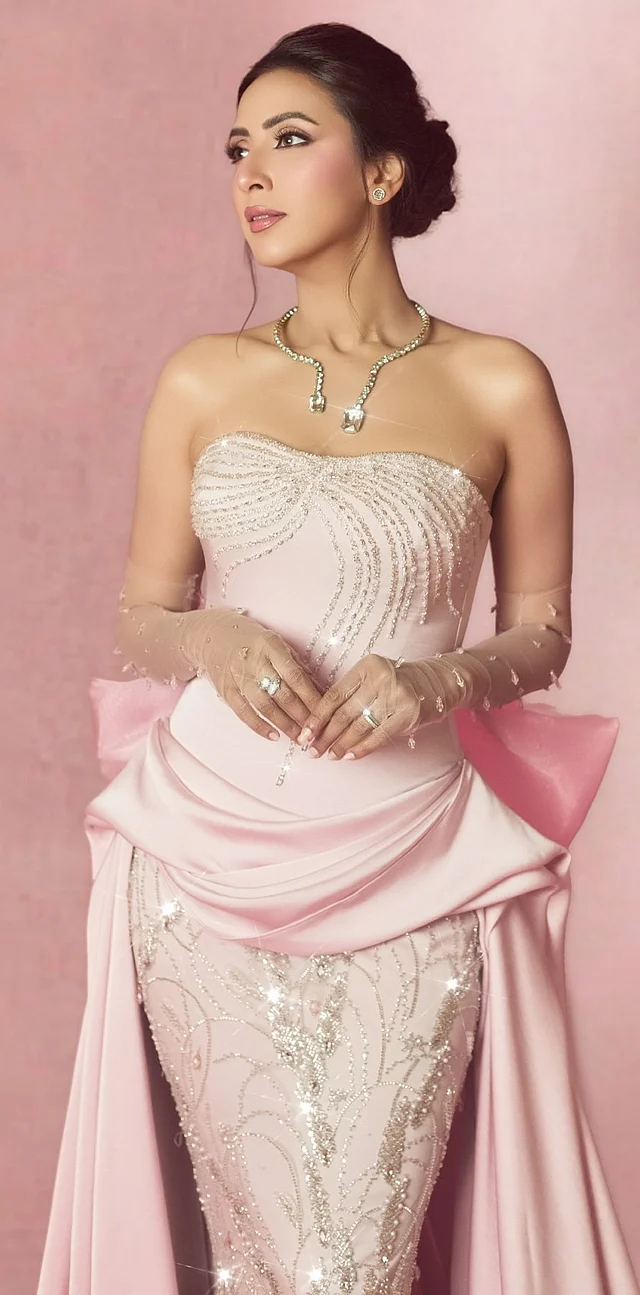 ব্লাশ পিংক স্ট্রাকচার্ড করসেট গাউনে মিম