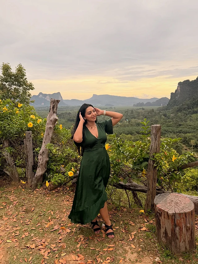 সবুজ ভি নেক ড্রেসে পাহাড়ে ঘুরে বেড়াচ্ছেন তিনি