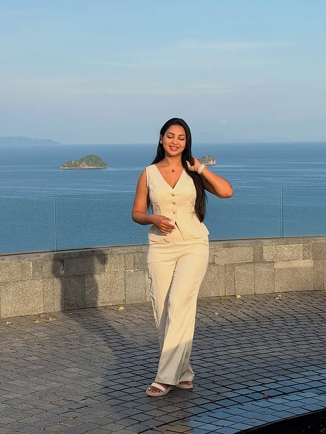 সাদা ভেস্ট টপ আর সাদা ট্রাউজার্সে চার্মিং প্রভা