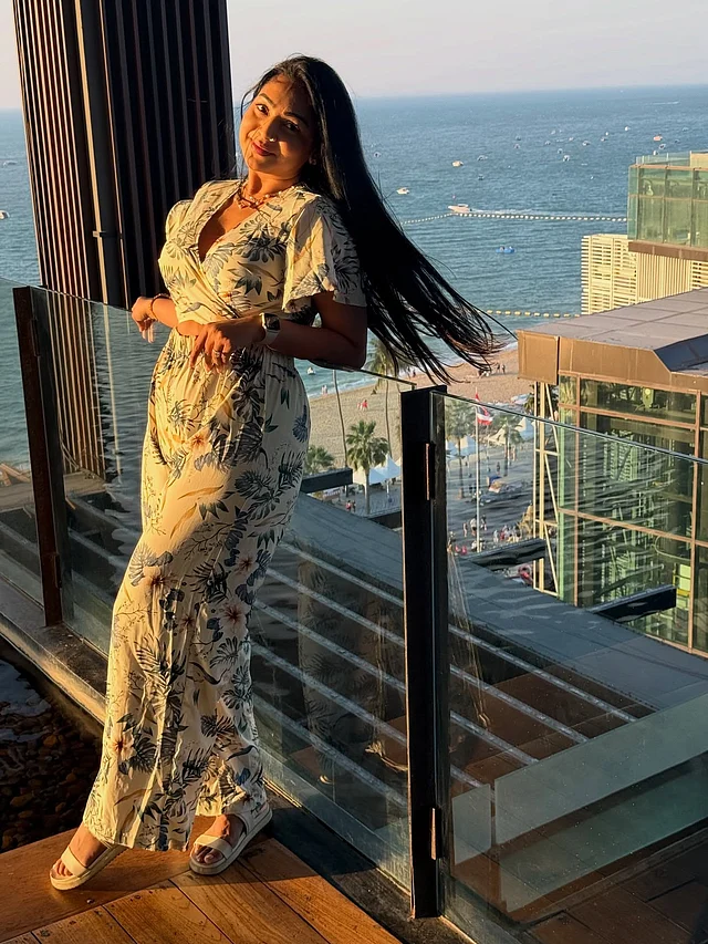 কনে দেখা আলোয় ব্যালকনিতে প্রভার ফুলেল সাদা ম্যাক্সি ড্রেসের লুক