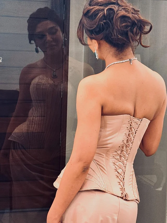 করসেটের ব্যাকলেস লুকের সঙ্গে মেসি আপডু করেছেন জয়া