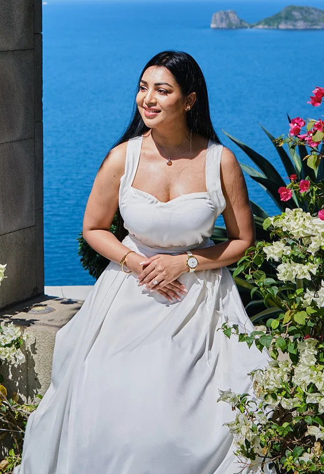 সুইটহার্ট নেকলাইনের সাদা স্লিভলেস গাউনে প্রভার চার্ম বলা বোঝানোর নয়