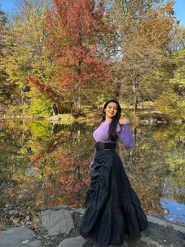 কালো ফ্লেয়ার স্কার্ট, কালো বেল্ট আর ল্যাভেন্ডার টপের লুক