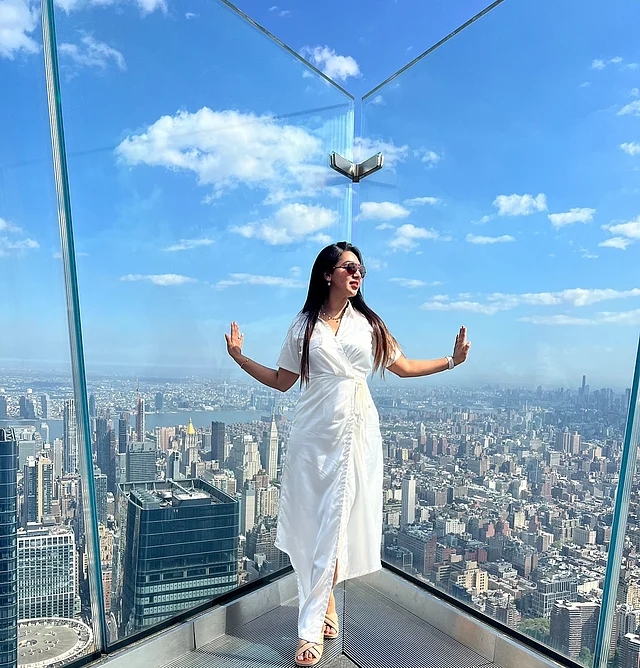 স্কাইস্ক্রেপারের ব্যাকগ্রাউন্ডে সাদা র্যাপ স্টাইল কোঅর্ডসের লুক