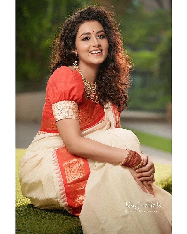 খোলা চুলে মেসি ও কার্লি স্টাইলিং করা হয়েছে। আর এতেই এসেছে ভিন্ন লুক। লাল ছোত টিপ, ন্যুড লিপস আর হালকা কাজল-মাসকারায় অপূর্ব লাগছে ফারিণকে। হাতে আছে চুড়ি।