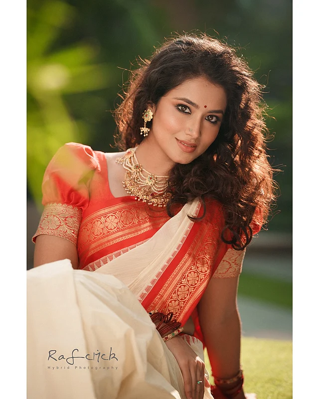 বৈশাখ মানেই লাল-সাদা। কোরা শাড়িতে ট্র্যাডিশনাল সোনালি বুননের লাল পাড়ের শাড়ি পরেছেন ফারিণ