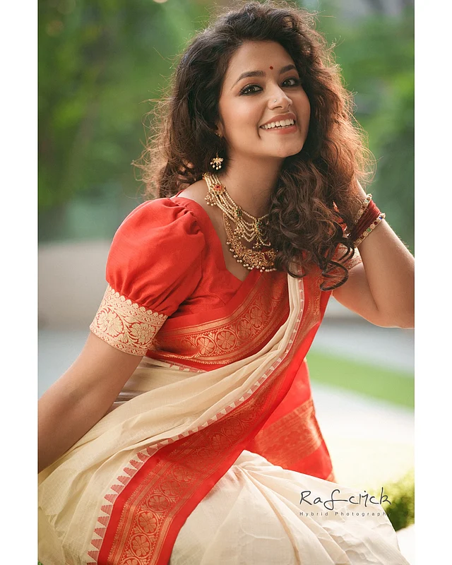 পাফড স্লিভস বা সরল বাংলায় ঘটিহাতা ম্যাচিং ব্লাউজ পরেছেন ফারিণ