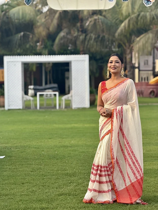 গরমের এই ভ্যাপসা আবহাওয়ায় স্নিগ্ধ ও ন্যাচারাল মেকআপ বেছে নিয়েছেন তিনি। চোখে নিখুঁত আইলাইনার ও কাজল, ঠোঁটে মভ ব্রাউন শেডের লিপস্টিক এবং কপালে লাল টিপ—সব মিলিয়ে ফুটে উঠেছে এক অনিন্দ্য সুন্দর, ঐতিহ্যবাহী বাঙালি রূপ।