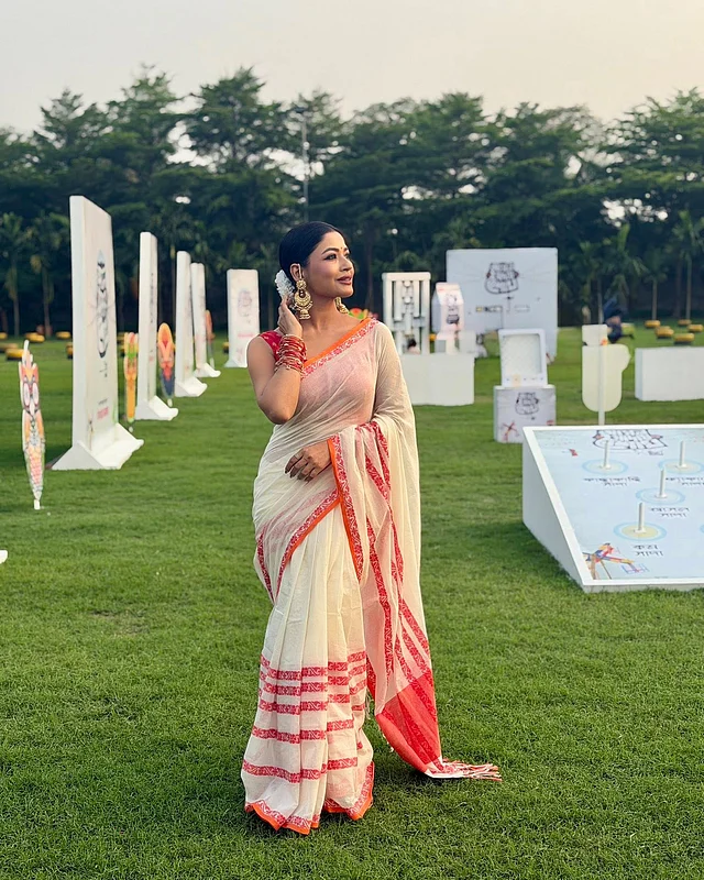 বৈশাখী সাজে হেয়ারস্টাইলে কাঁচা ফুলের সাজের চল কিন্তু বহু পুরোনো। তাই অভিনেত্রী সাদা ফুলে সাজিয়েছেন তাঁর খোঁপা। পরিপাটি খোঁপায় গাজরা যেন বৈশাখী সাজের অন্যতম অনুষঙ্গ।