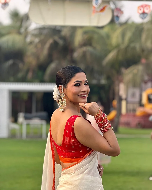 শাড়িটির স্নিগ্ধতা ও সূক্ষ্ম নকশা তাঁর ব্যক্তিত্বকে আরও আকর্ষণীয় করে তুলেছে। সঙ্গে স্লিভলেস লাল ব্লাউজটি বৈশাখের চিরায়ত আবহকে তুলে ধরেছে।