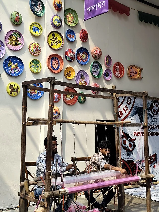 ছিল তাঁতে কাপড় বোনার টেকনিক দেখার ব্যবস্থা