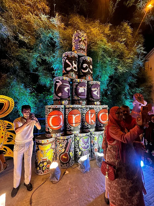 একই প্রাঙ্গণ রাতের বেলা অন্যরকম লাগছে