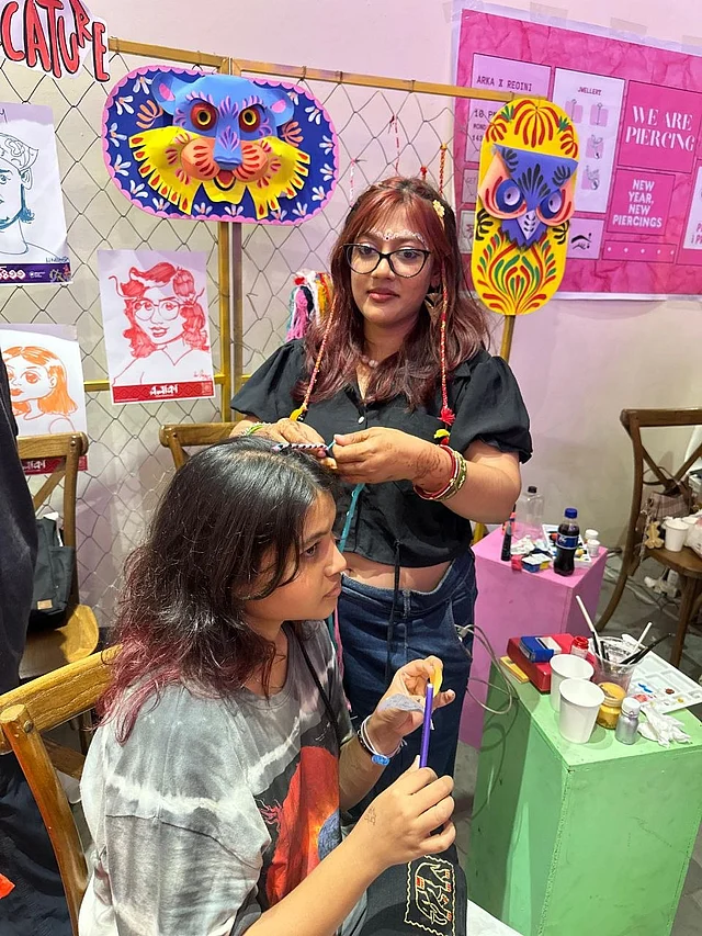 ব্রেইডস বাঁধার কৌশল দেখে নিয়ে বর্ণিল সব ফিতা দিয়ে বেনী করেছেন অনেকে এখানে