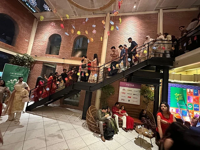 দোতলায় ভোনালয়ে যেতে লম্বা লাইন