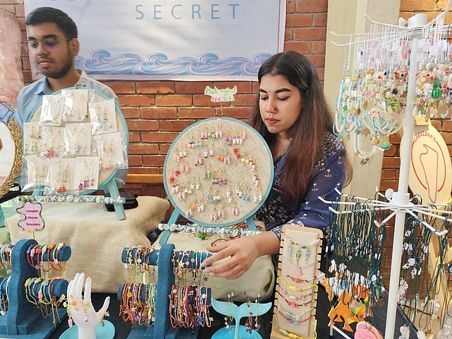 শাড়ি থেকে শুরু করে ওয়েস্টার্নের সঙ্গে পরার মতো অনুষঙ্গে আগ্রহ ছিল ক্রেতাদের