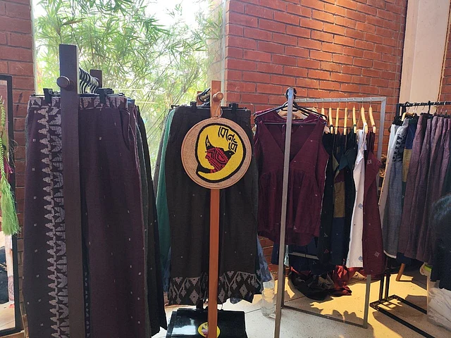 জামদানি মোটিফে ওয়েস্টার্ন কাটের পোশাক ছিল এখানে