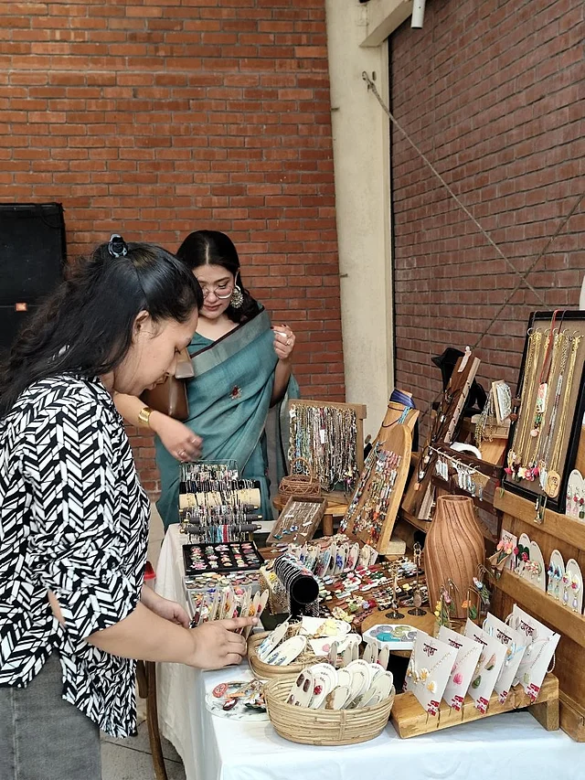 রঙিন ক্লে-র গয়না পছন্দ করেছেন ক্রেতারা