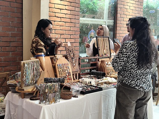 চার্ম জুয়েলারি ছিল বেশ অনেকগুলো স্টলে