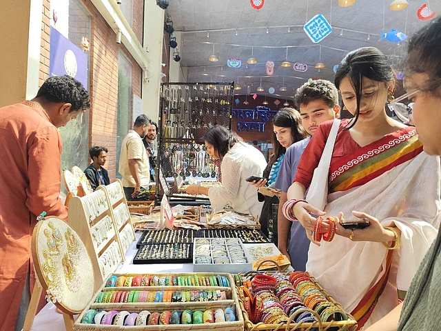 অনেকেই পয়লা বৈশাখের সাজেই এসেছেন। মিলিয়ে কিনেছেন গয়না