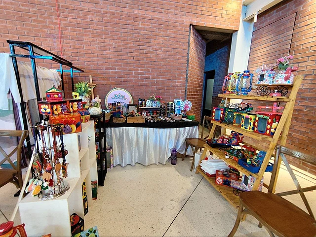 বাছা বাছা উদ্যোক্তা ও ইন্ডিপেন্ডেন্ট ক্রিয়েটররা এখানে তাঁদের পণ্য নিয়ে এসেছেন