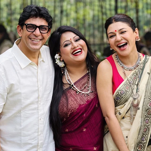 অভিনয় জগতের বন্ধুদের সঙ্গে লাল ব্লাউজ দিয়ে কালোপাড়ের তাঁতের শাড়ি পরে ছবি তুলেছেন জয়া আহসান। সঙ্গে অক্সিডাইজড গয়না আর লাল টিপ