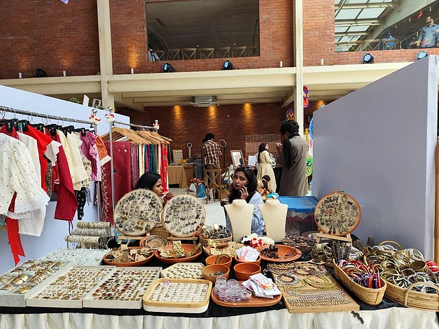 মূলত পোশাক আর গয়নাই এনেছেন সবাই