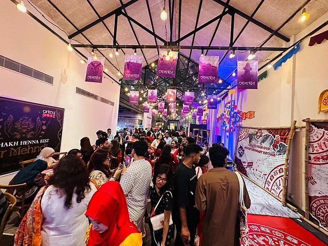 রাত হতেই ভীড় বাড়তে থাকে আলোকিতে