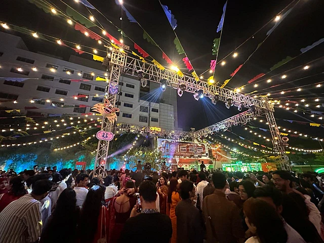 বাইরে ছিল দুই দিন ধরে নাচ-গানের আসর