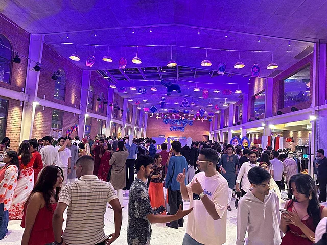 এসময় মার্কেটপ্লেসেও বাড়তে থাকে ভীড়