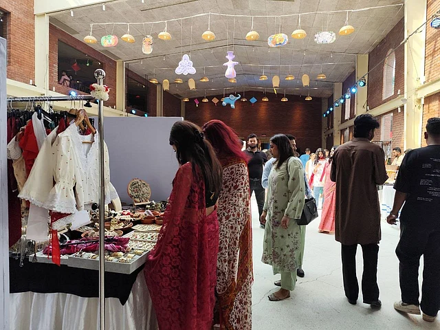 নিচতলার হলরুমের মেলাটি সাজানো হয়েছে দেশীয় মোটিফে