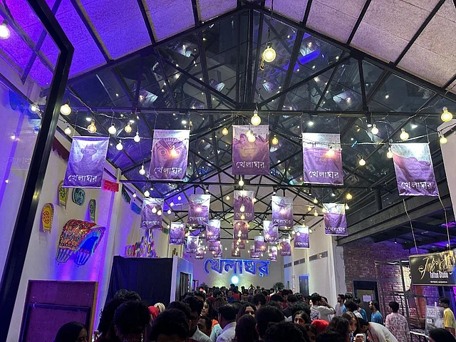 চারিদিকে আলোর খেলায় অন্যরকম আবহ পুরো আলোকিজুড়ে