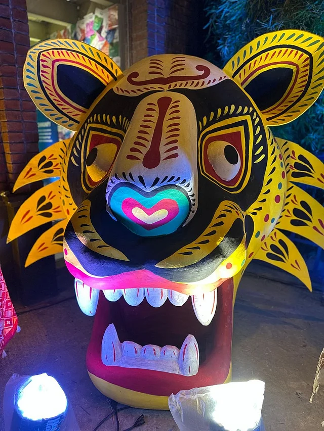 বাঘমামার মোটিফটি সবার নজর কেড়েছে