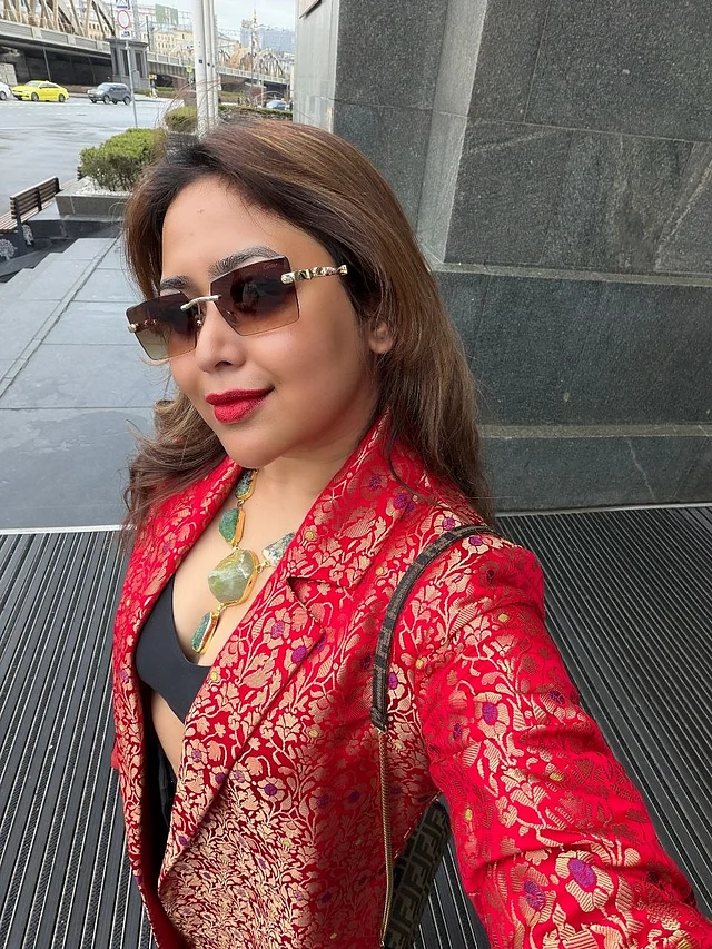 ব্রাউন হাইলাইট করা খোলা চুল খুব মানিয়েছে