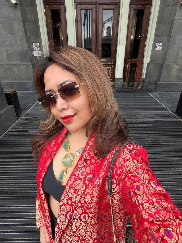 কাতান ওভারকোটে রীতিমতো আলো ছড়াচ্ছেন ভাবনা