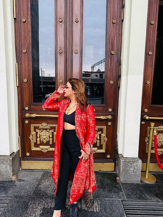 বেসিক কালো ফিটেড প্যান্ট ও কালো টপ আছে সঙ্গে