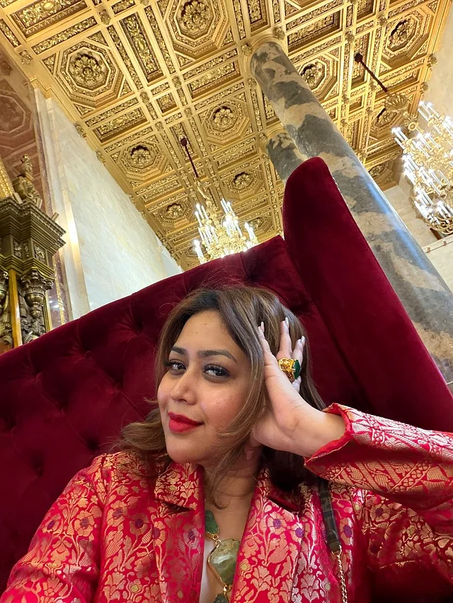 হাতে আছে স্টেটমেন্ট আংটিও